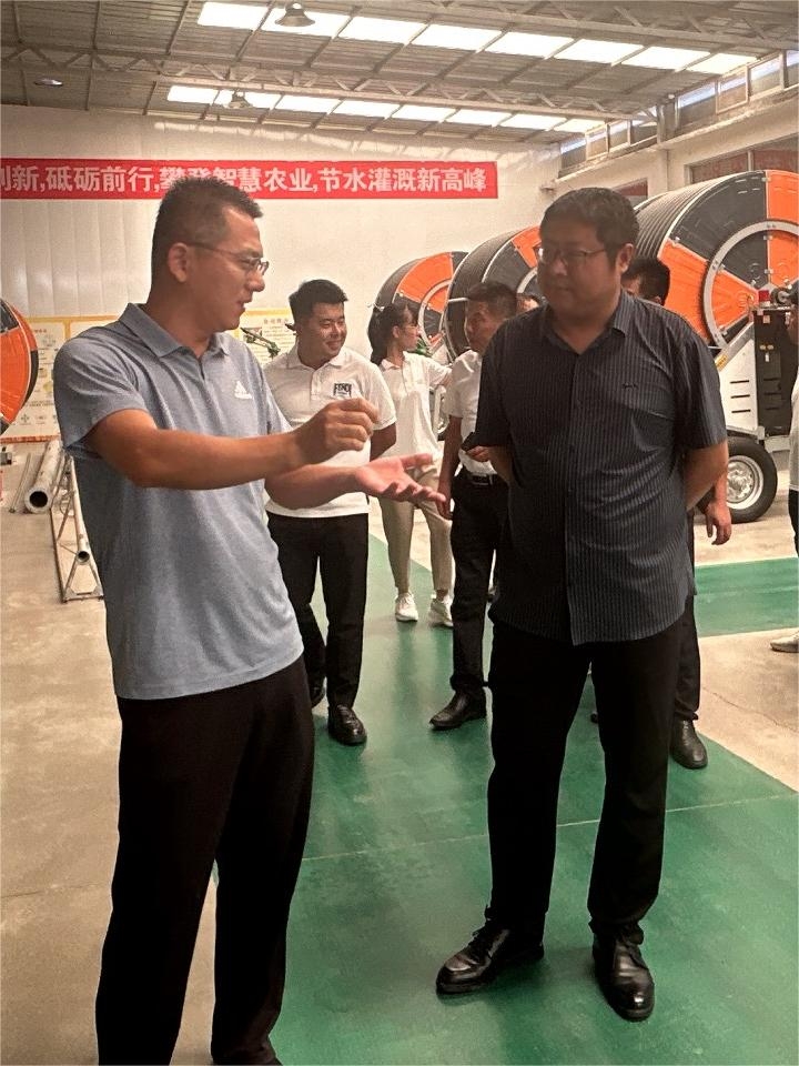 六月二十七日，臨沂市郯（tán）城縣農業農村局副局長呂傑，帶領局（jú）機關高標準農田建設負責人及施工標段經理，來叼嘿视频進行考查